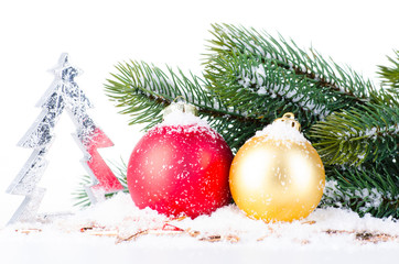 weihanchtskugeln mit tannenzweig im schnee