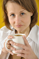 Junge Frau bei Kaffeepause
