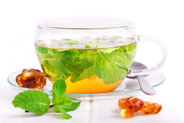 eine Tasse frischer Pfefferminztee