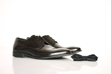 Glattlederschuhe und Seidenfliege