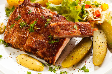 Tasty grilled ribs with vegetables