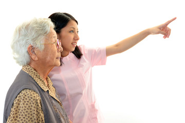笑顔の高齢者と介護士