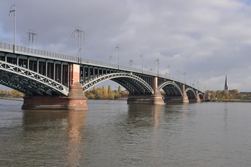 Fototapeta na wymiar Theodor-Heuss-Brücke zwischen Mainz und Wiesbaden