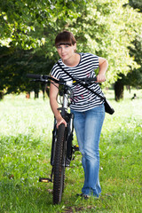 Девушка катается на велосипеде по парку