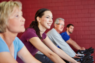 Junge Frau beim Spinningkurs