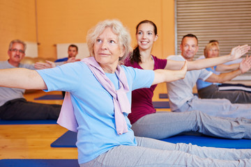 Seniorin bei Rückenschule im Fitnesscenter