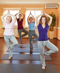 Frauen machen Yogakurs im Fitnesscenter