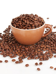 Fototapeta premium Coffee beans in cup isolated on white