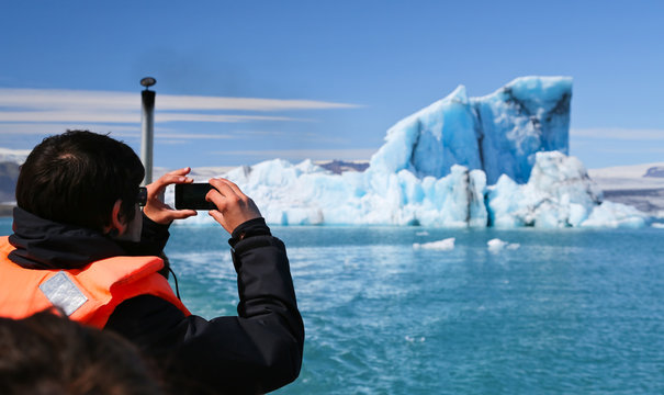 Touriste photographiant un iceberg
