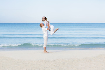 Fototapeta na wymiar Junges Paar mit mann und frau im Sommer am Strand