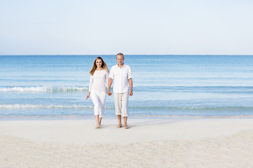 Junges Paar mit mann und frau im Sommer am Strand