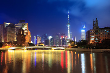 Fototapeta na wymiar suzhou rzeki w nocy w Szanghaju