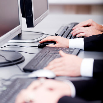 h&auml;nde mit tastatur bildschirm maus in einem b&uuml;ro