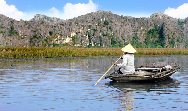 vietnamienne sur une  barque