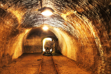 Fototapeta premium Kopalnia z torami kolejowymi - górnictwo podziemne