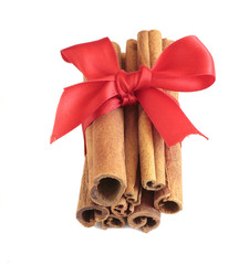 zimtstangen in rotem geschenkband