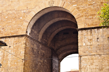 Fototapeta na wymiar Stara brama miejska w Florencja, Włochy.