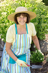 Frau bei der Gartenarbeit