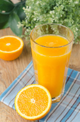Obraz na płótnie Canvas Glass of orange juice and oranges