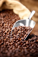 Kaffeebohnen im Sack mit Schaufel
