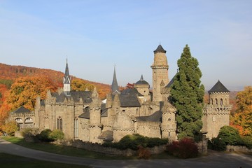 Fototapeta na wymiar Lion Castle w górskim parku Kassel Wilhelmshöhe jesienią
