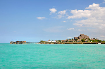Fototapeta na wymiar Pier w luksusowy ośrodek na wyspie Zanzibar