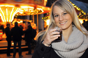 Junge Frau auf Weihnachtsmarkt
