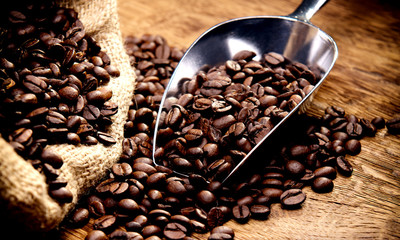 Kaffeebohnen geröstet im Sack mit Schaufel