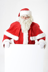 Weihnachtsmann mit Werbetafel