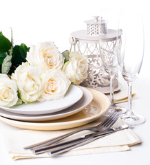 table setting with beige roses