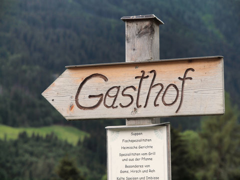 Wegweiser zum Gasthof