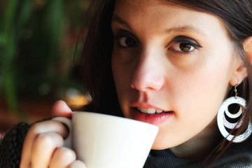 Ragazza che beve caffè, cappuccino,cioccolata