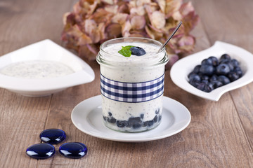 Frischer Blaubeerjoghurt im Glas
