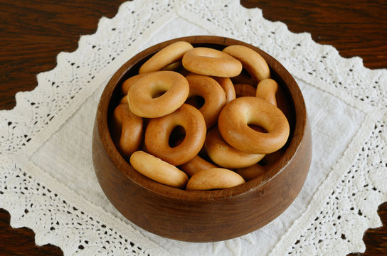 Russian baranka in wooden bowl