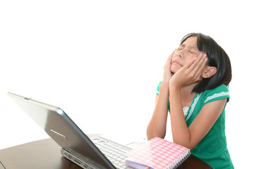 困惑した表情を浮かべる女の子