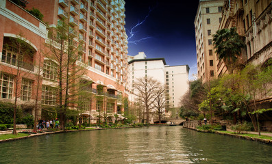 Fototapeta na wymiar Rzeka i Budynki San Antonio