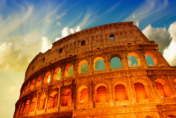 Fototapeta na wymiar Piękne dramatyczne niebo nad Koloseum w Rzymie
