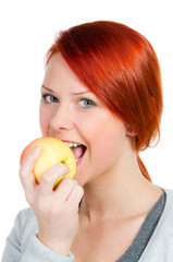 ernährungsbewusstes mädchen isst einen apfel