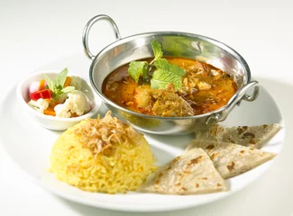 Foto op Plexiglas Indian curry served with rice and naan © venusangel