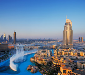 Downtown Dubai mit seiner berühmten tanzenden Wasserfontäne