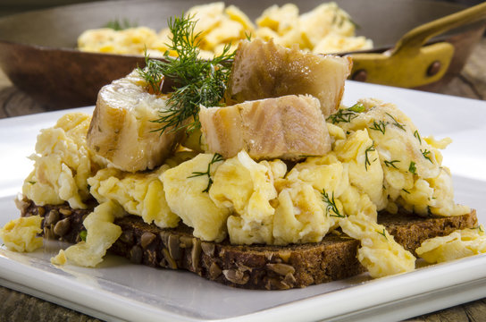 R&auml;ucheraal mit R&uuml;hrei auf Vollkornbrot