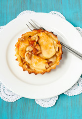 Tartalette with apple and nuts, glazed with apricot jam
