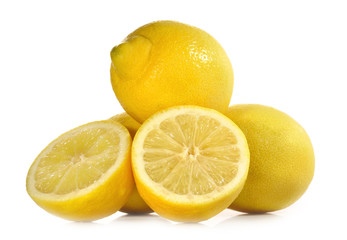 Limones sobre fondo blanco.