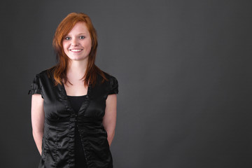 Junge Dame mit natürlich roten Haaren