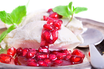 Eiscreme mit Granatapfel und Vanille