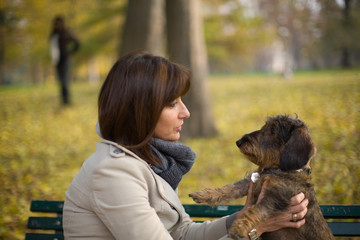 Sguardi e parole tra donna bassotto