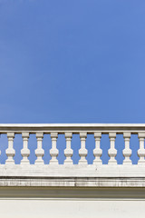 Fototapeta na wymiar biała balustrada z filaru na tle nieba