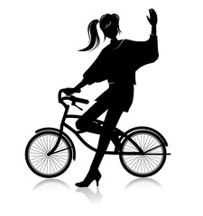 ミニ自転車から手を振る女性