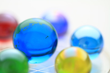 青い地球とカラフルな球体