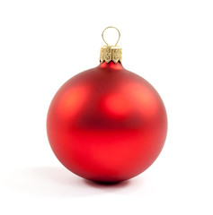 rote Weihnchtskugel vor weissem Hintergrund